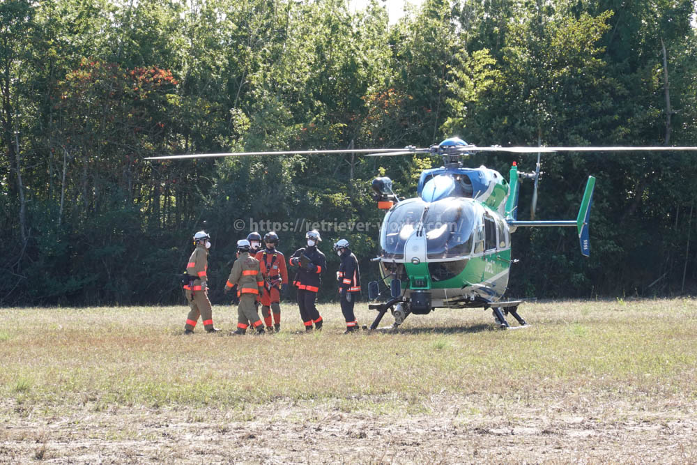 兵庫県消防防災航空隊「ひょうご」により輸送されてきた消防隊員