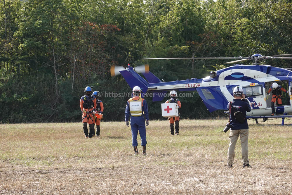 徳島県消防防災航空隊「うずしお」により輸送されてきた災害医療物資