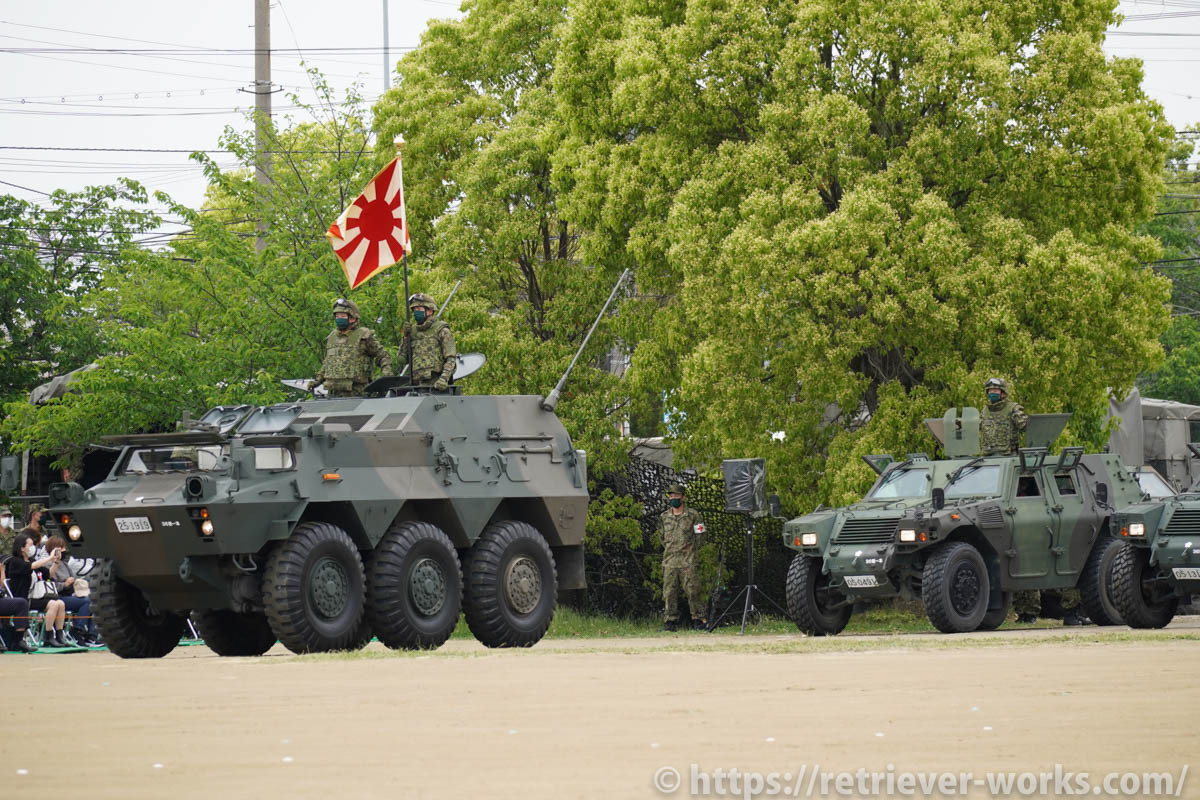 82式指揮通信車と軽装甲機動車